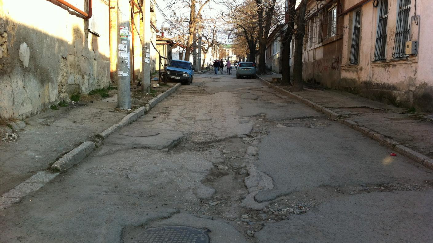Crimea_Pierre_una via del centro di Sinferopoli.JPG