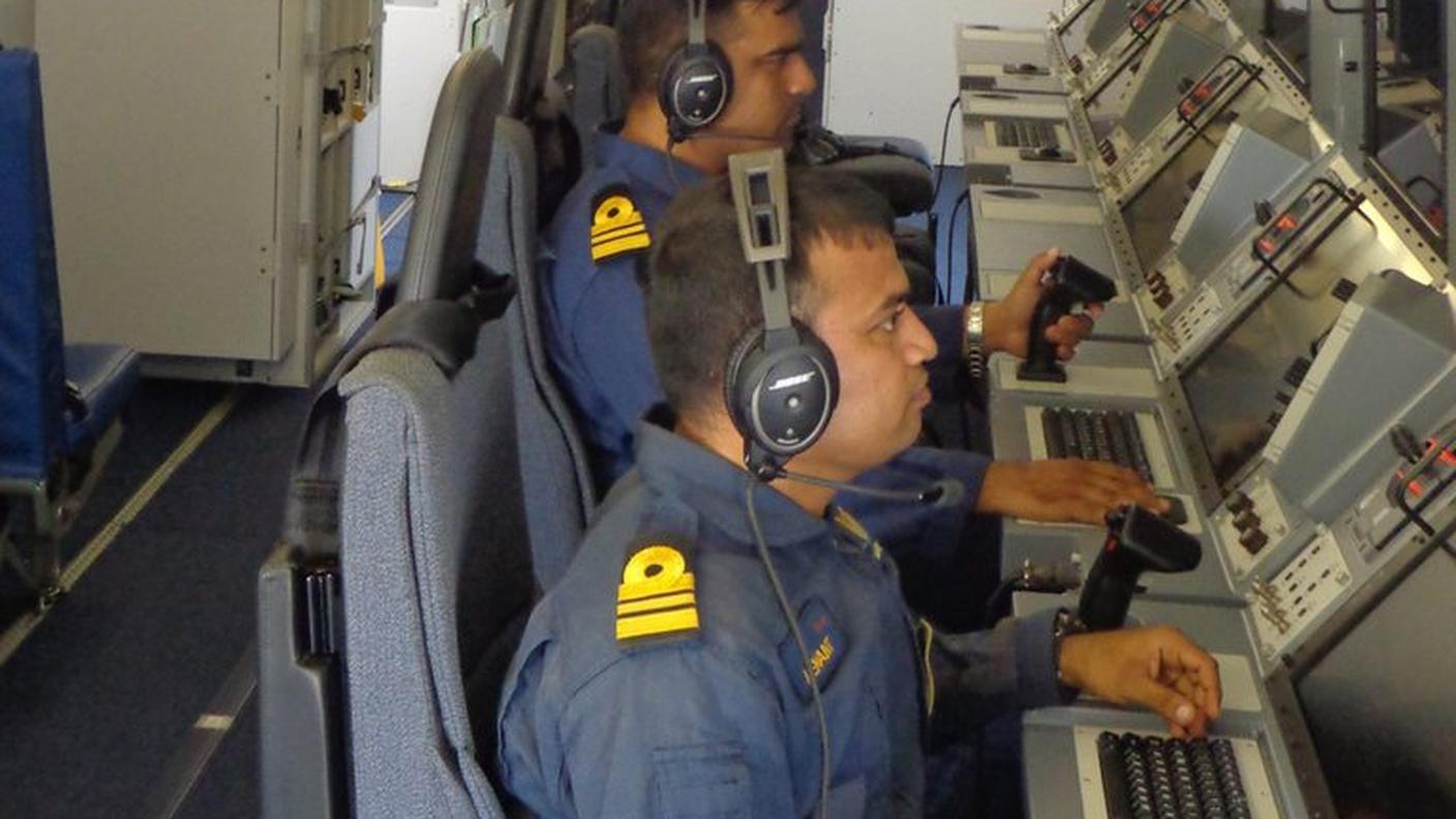 Marinai indiani controllano gli schermi radar alla ricerca dell'aereo scomparso