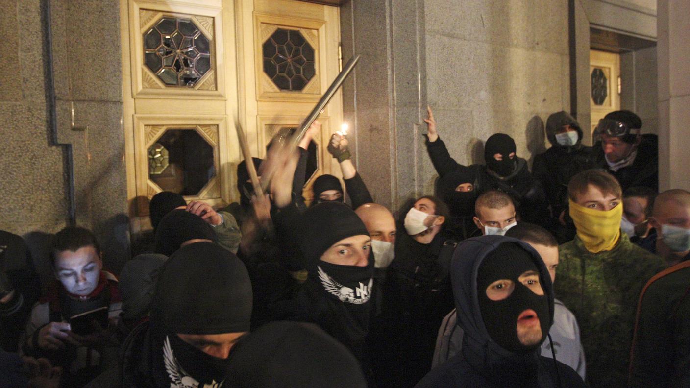 Manifestanti chiedono le dimissioni del ministro Arsen Avakov