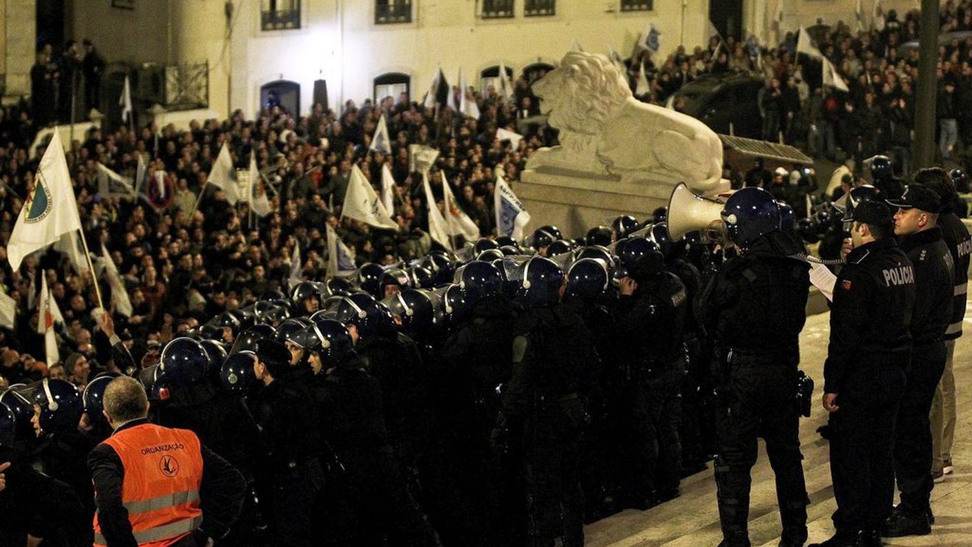 manifestazione 3 polizia lisbona 6.3.2014 ky.JPG