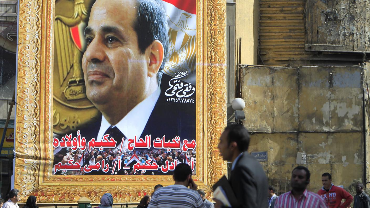 Il volto di Abdel Fattah al-Sisi su un manifesto al Cairo