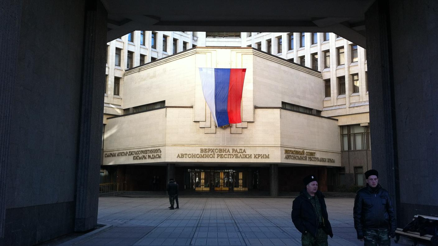 Il Parlamento regionale della Crimea occupato dai cosacchi