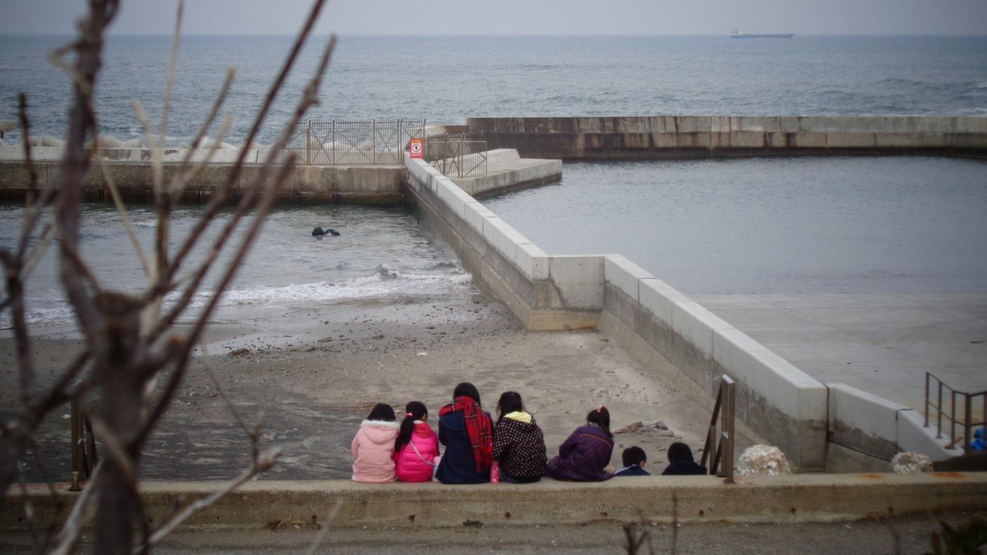 A Usuiso Beach, davanti allo stesso mare che tre anni fa ha spazzato via il villaggio.JPG