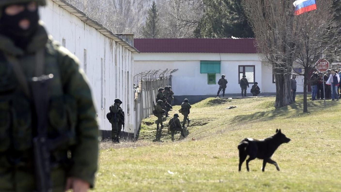 Soldati non identificati assediano la caserma ucraina di Perevalnoye, dopo aver issato una bandiera russa