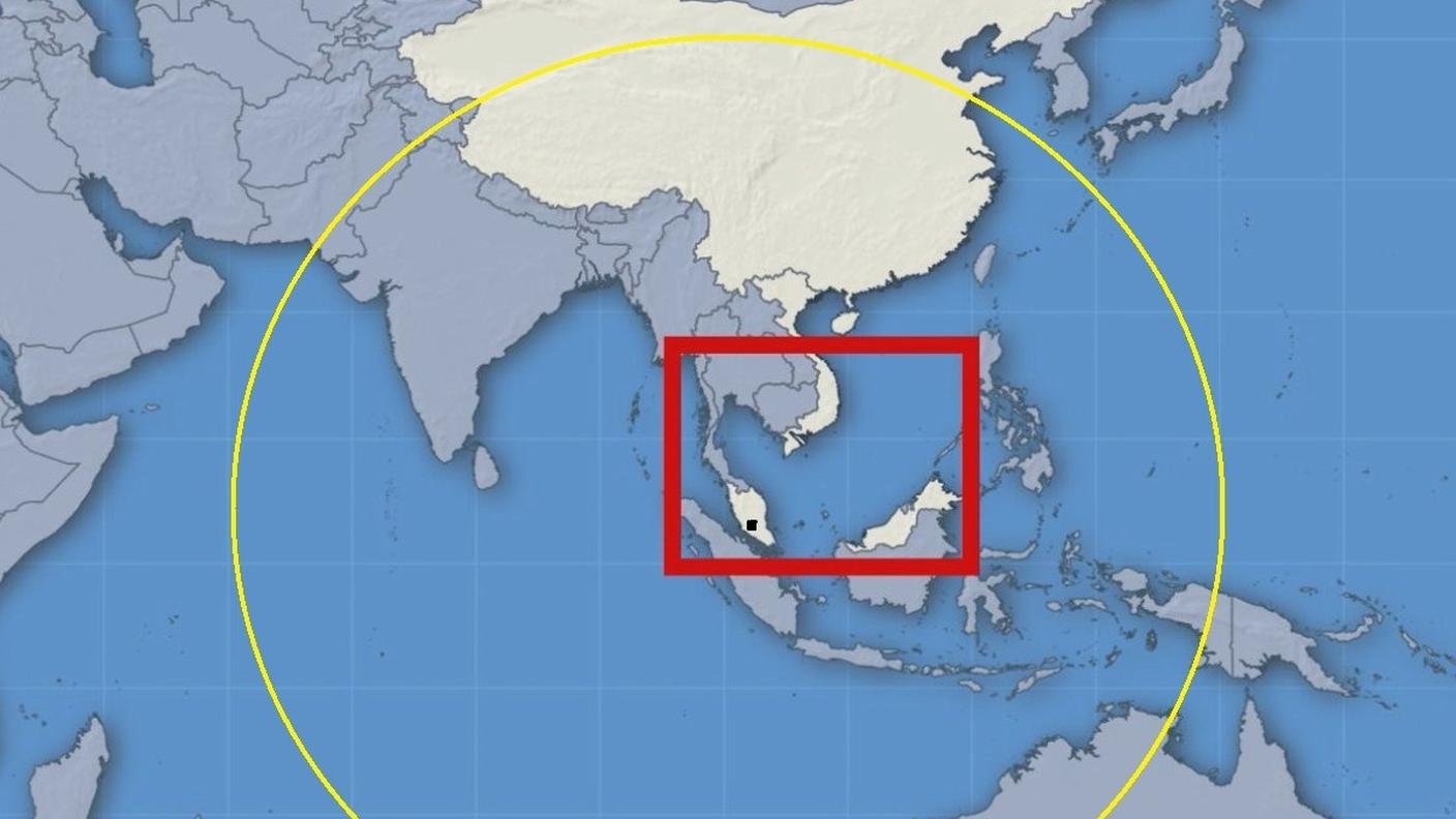 In rosso, l'attuale perimetro delle ricerche; in giallo, l'area in cui l'aereo potrebbe essere scomparso, stando al Wall Street Journal