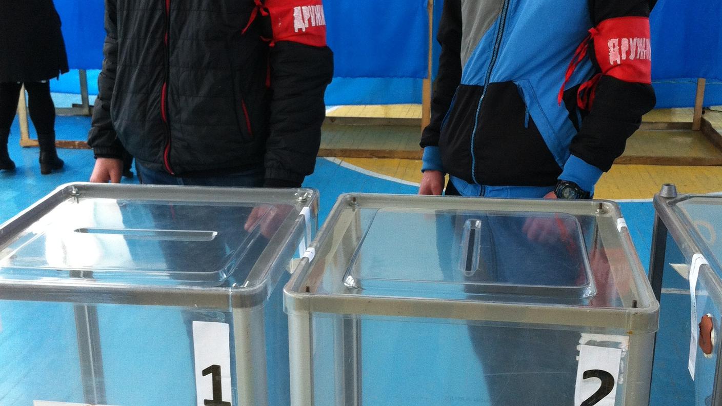 Miliziani filorussi monitorano il voto a Gvardeiskaya a nord di Sinferopoli