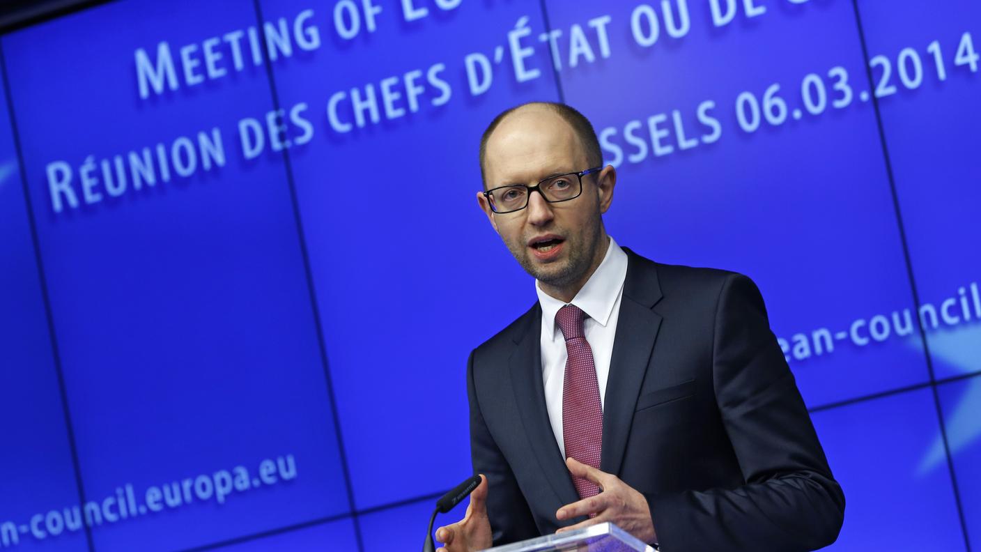 Iatseniuk durante il suo intervento a Bruxelles
