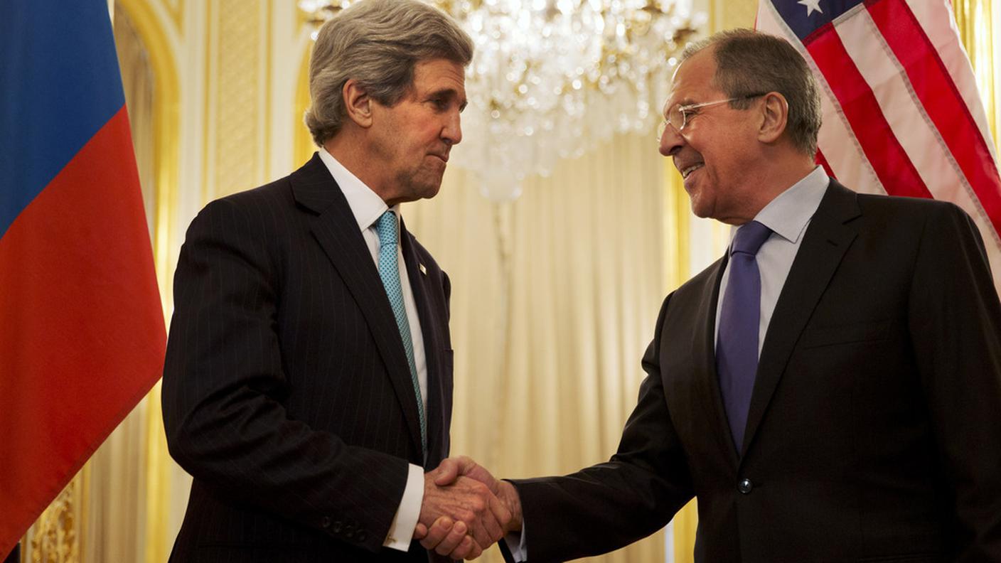 Stretta di mano fra Kerry e Lavrov, ma le rispettive posizioni restano agli antipodi