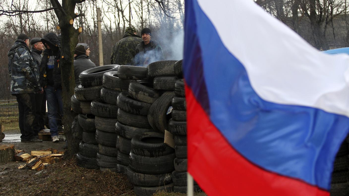 Un gruppo di autodofesa filorusso. Il presidente russo Vladimir Putin continua ad ignorare le proteste del Governo di Kiev e le minacce di sanzioni dell'Occidente