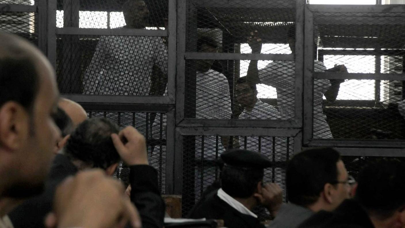 Imputati e giornalisti nel corso del processo