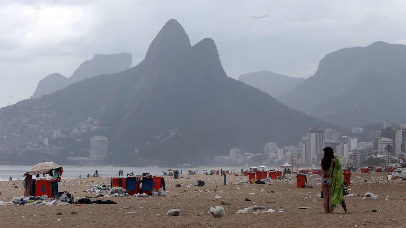 brasile rifiuti 2 ipanema 8.3.14 ky.JPG