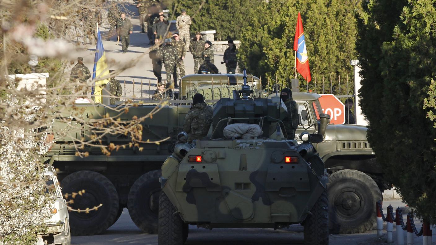 belbek ucraina russia carrarmati russi davanti a base re.jpg