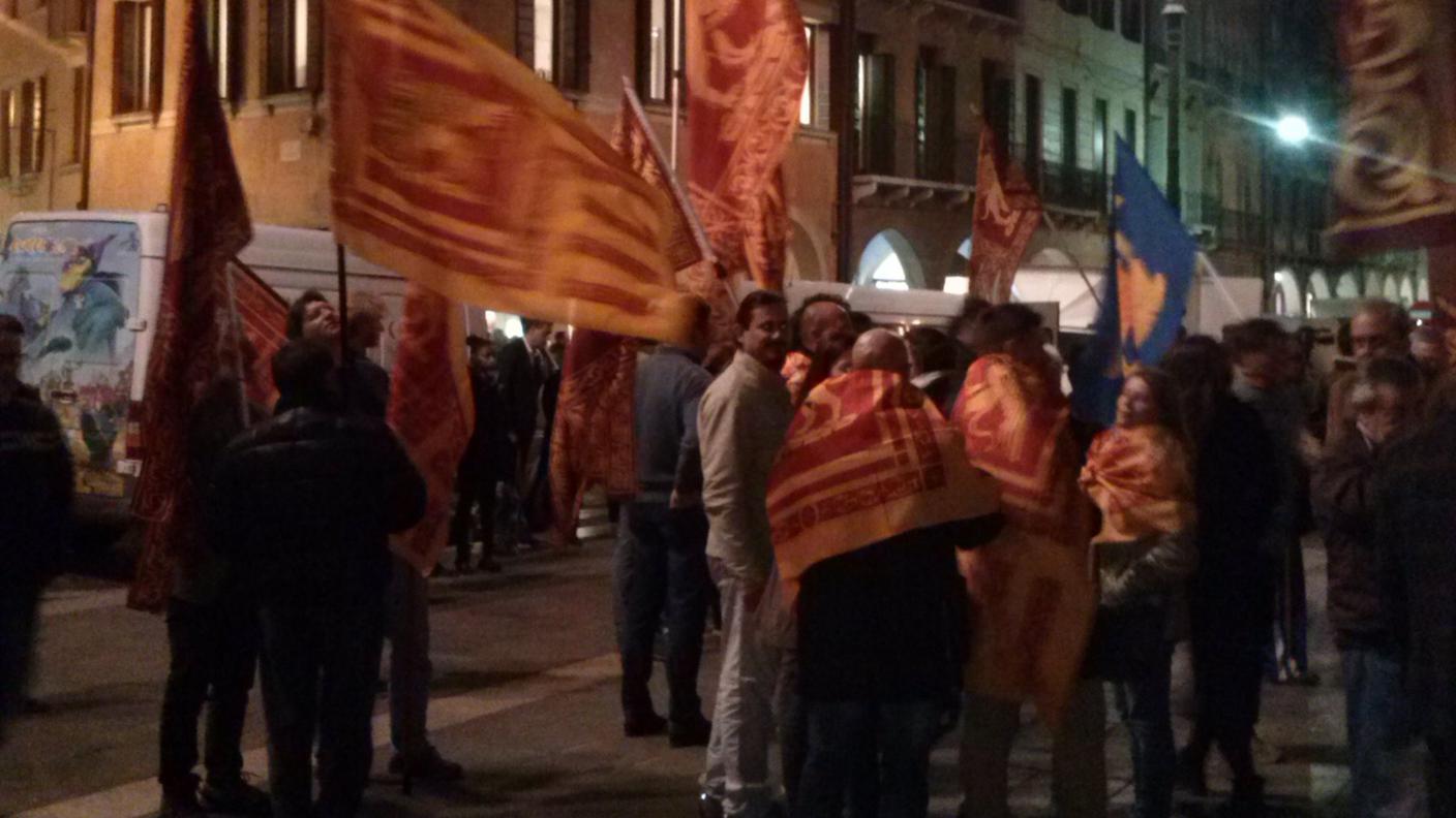Alcuni sostenitori dell'indipendenza del Veneto, in piazza a Treviso