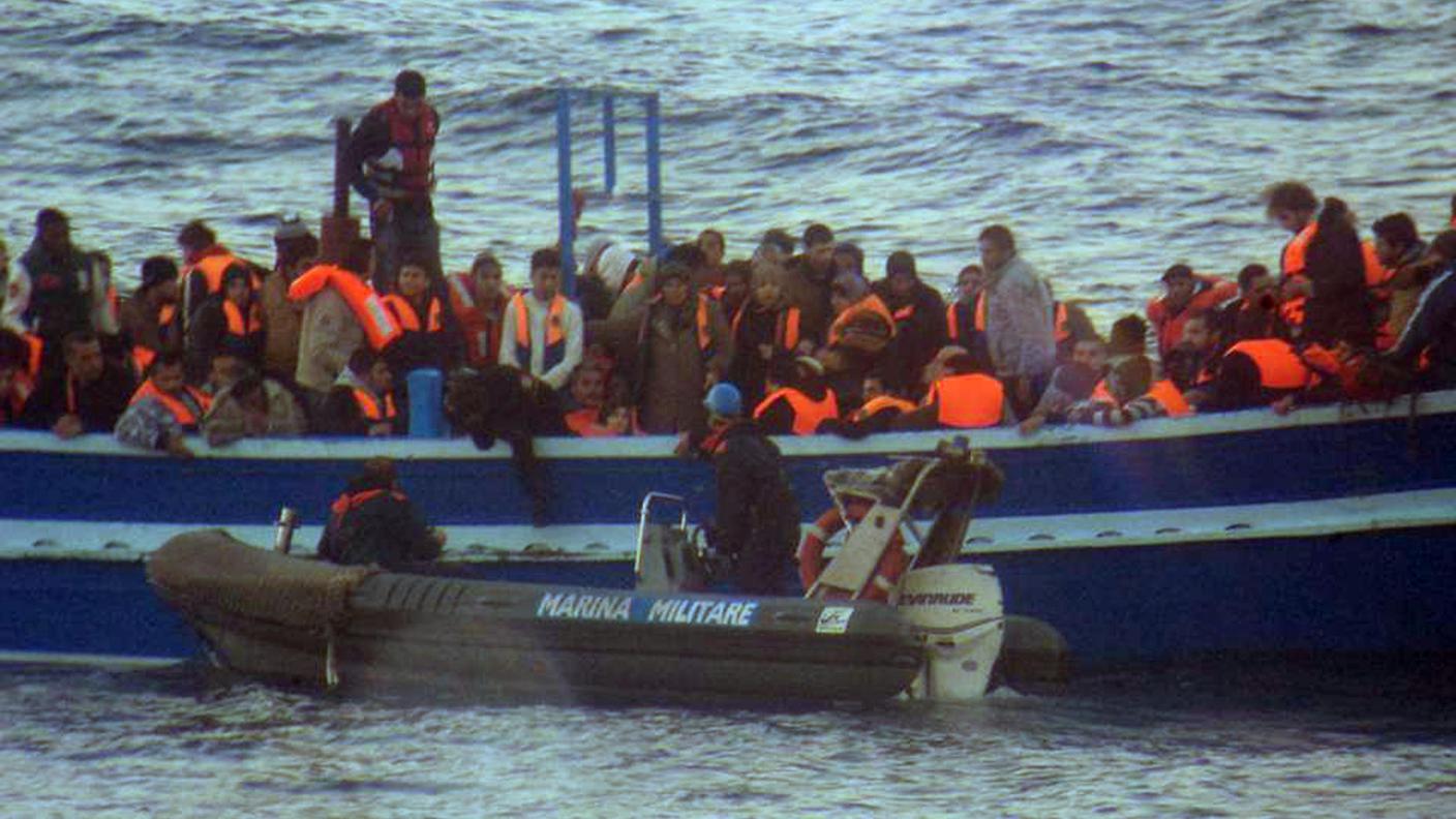 Una delle tante operazioni di salvataggio della marina militare italiana