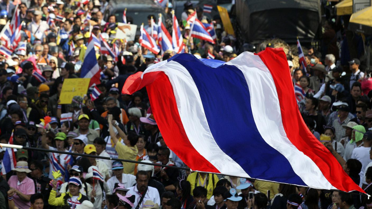 dimostranti a bangkok davanti casa shinawatra ky 22.12.2013.JPG