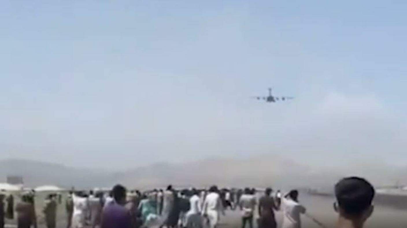Il caos dei civili in fuga dai talebani allo scalo di Kabul