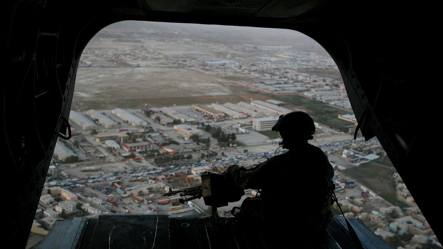 Un soldato USA su un elicottero Chinook a Kabul
