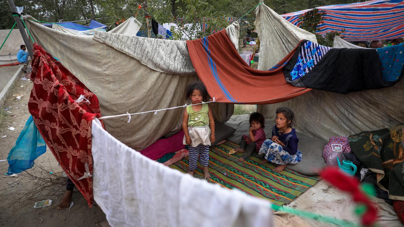 Profughi afghani in fuga dai talebani a Kabul