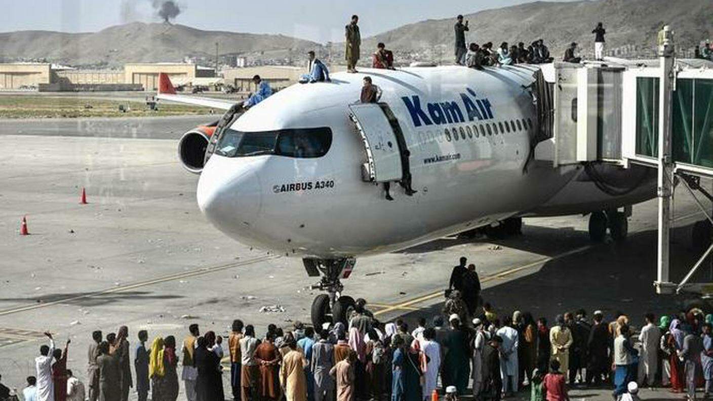 Fuga dai talebani: l'assalto agli aerei a Kabul