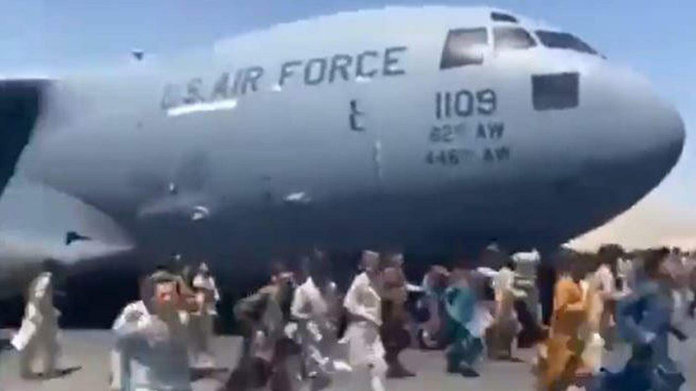 Persone in fuga dai talebani all'aeroporto di Kabul