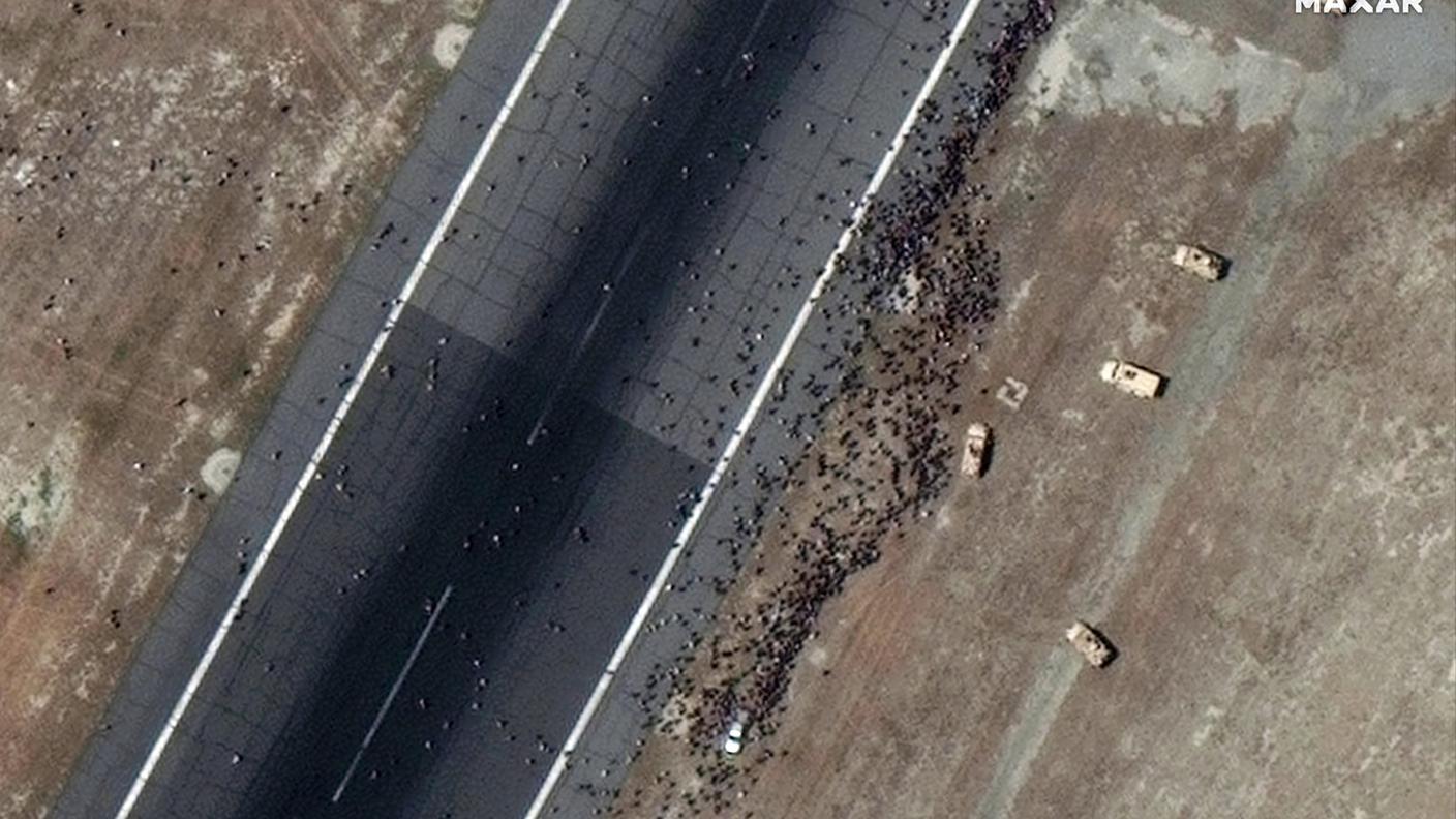 La pista dell'aeroporto di Kabul, invasa da migliaia di persone in fuga dai talebani