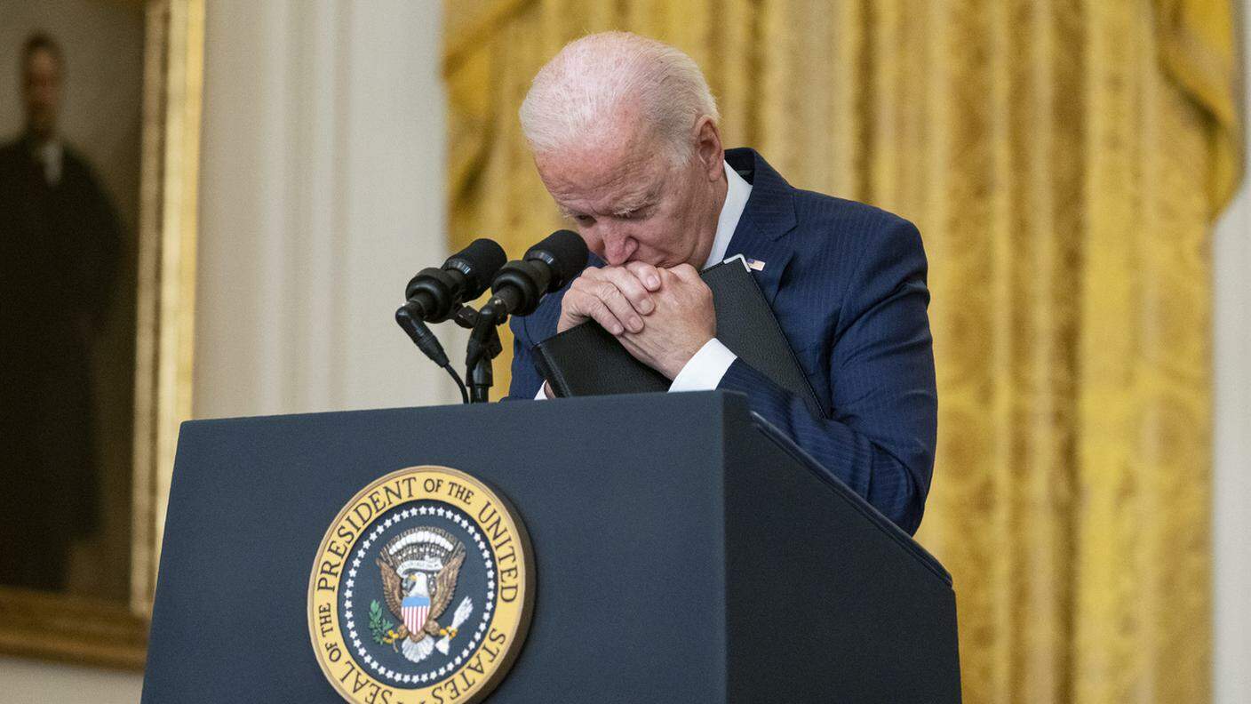 Il presidente USA Joe Biden visibilmente scosso durante la diretta TV