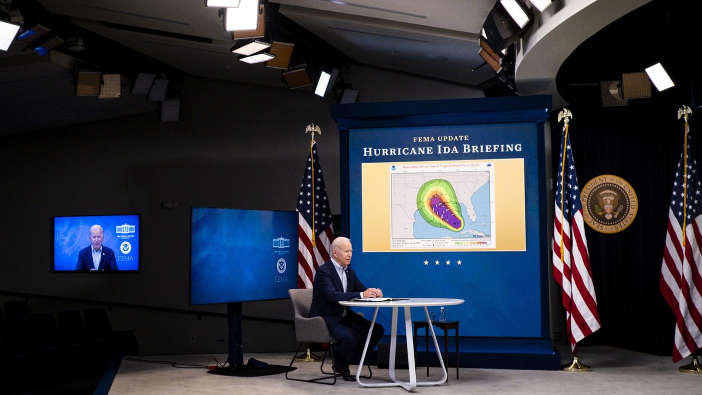 Il presidente USA Joe Biden mentre avverte la popolazione sui pericoli dell'uragano Ida