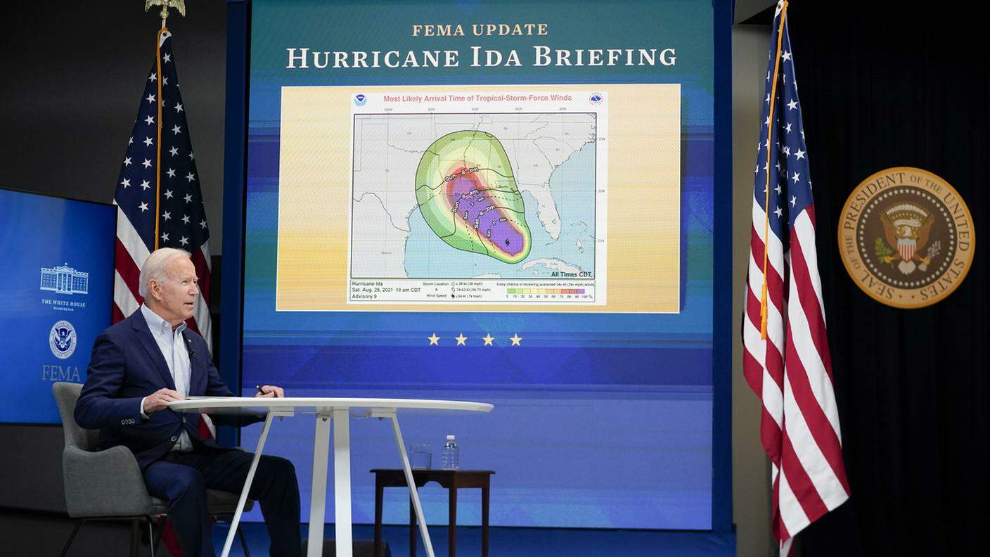 Il presidente USA Joe Biden mentre avverte la popolazione sui pericoli dell'uragano Ida