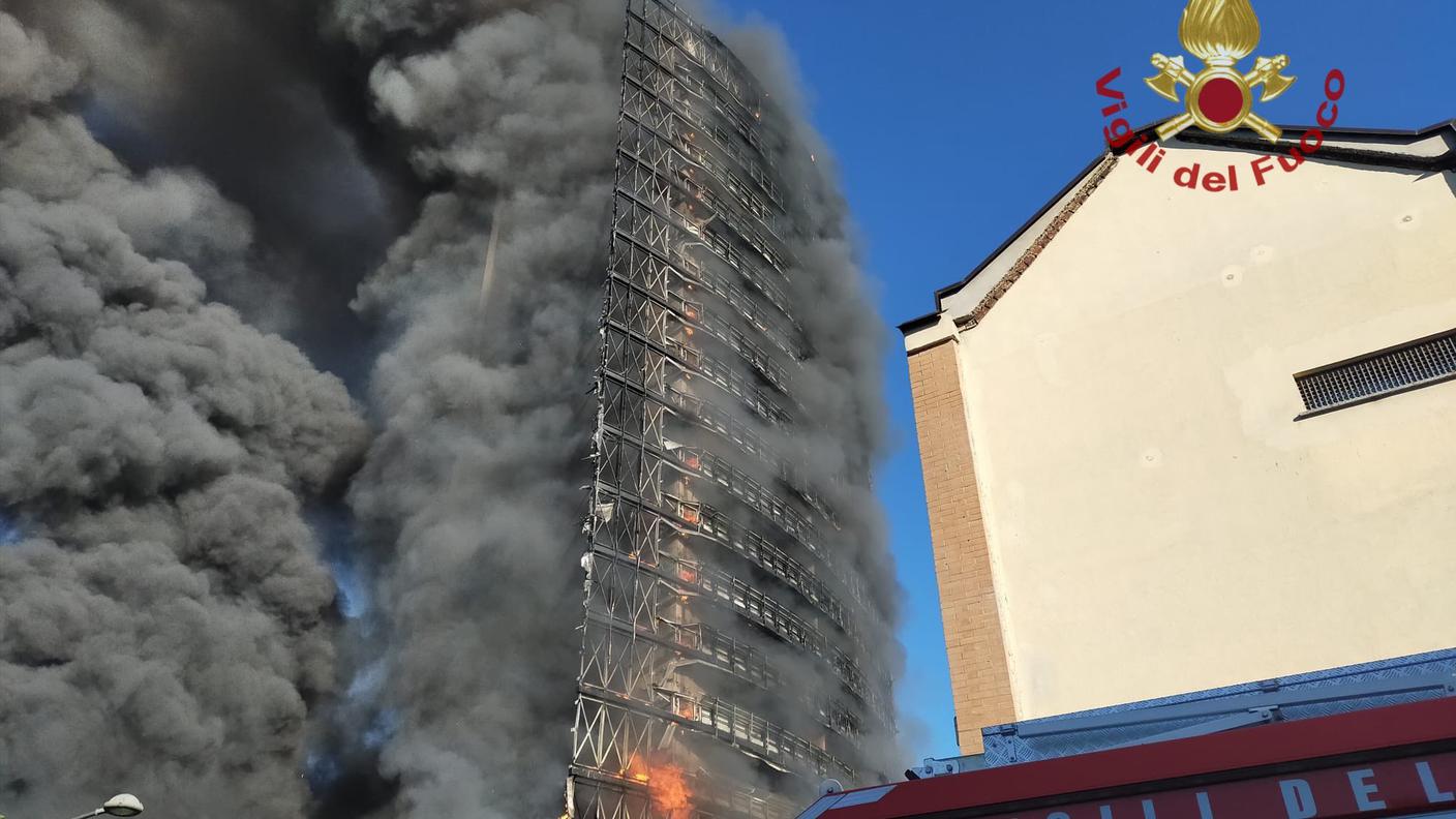 L'edificio divorato dalle fiamme