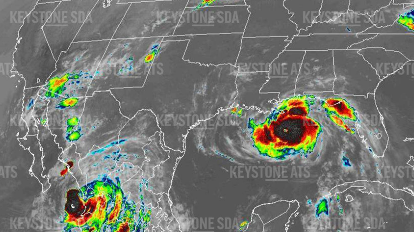 Un'immagine satellitare dell'uragano Ida (sulla destra)