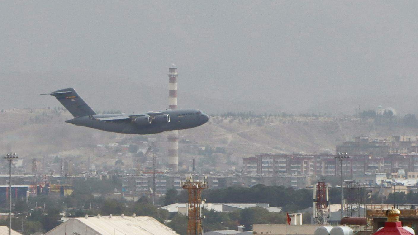 Gli ultimi aerei americani sono partiti dall'aeroporto di Kabul
