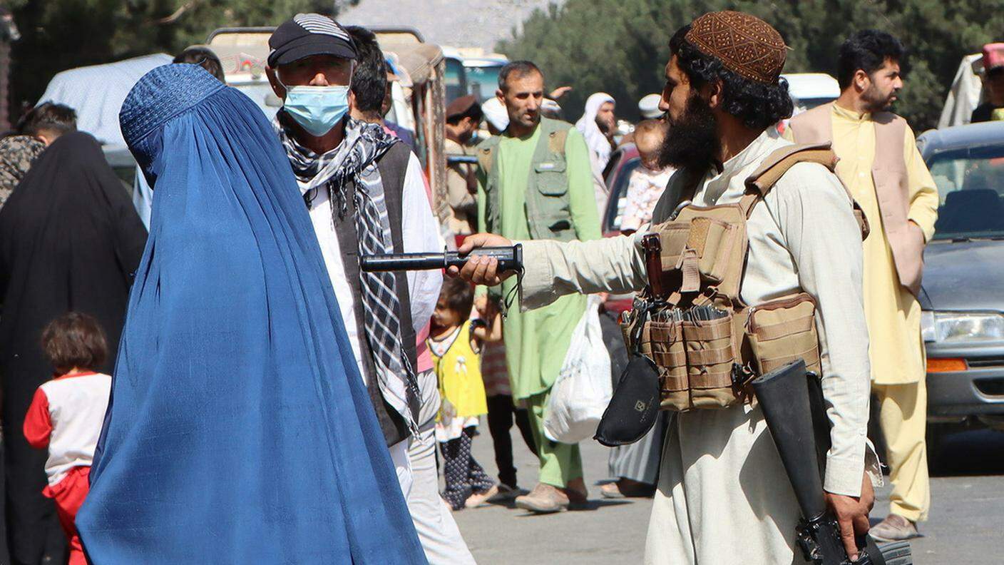 Un talebano di guardia sulla strada per l'aeroporto di Kabul