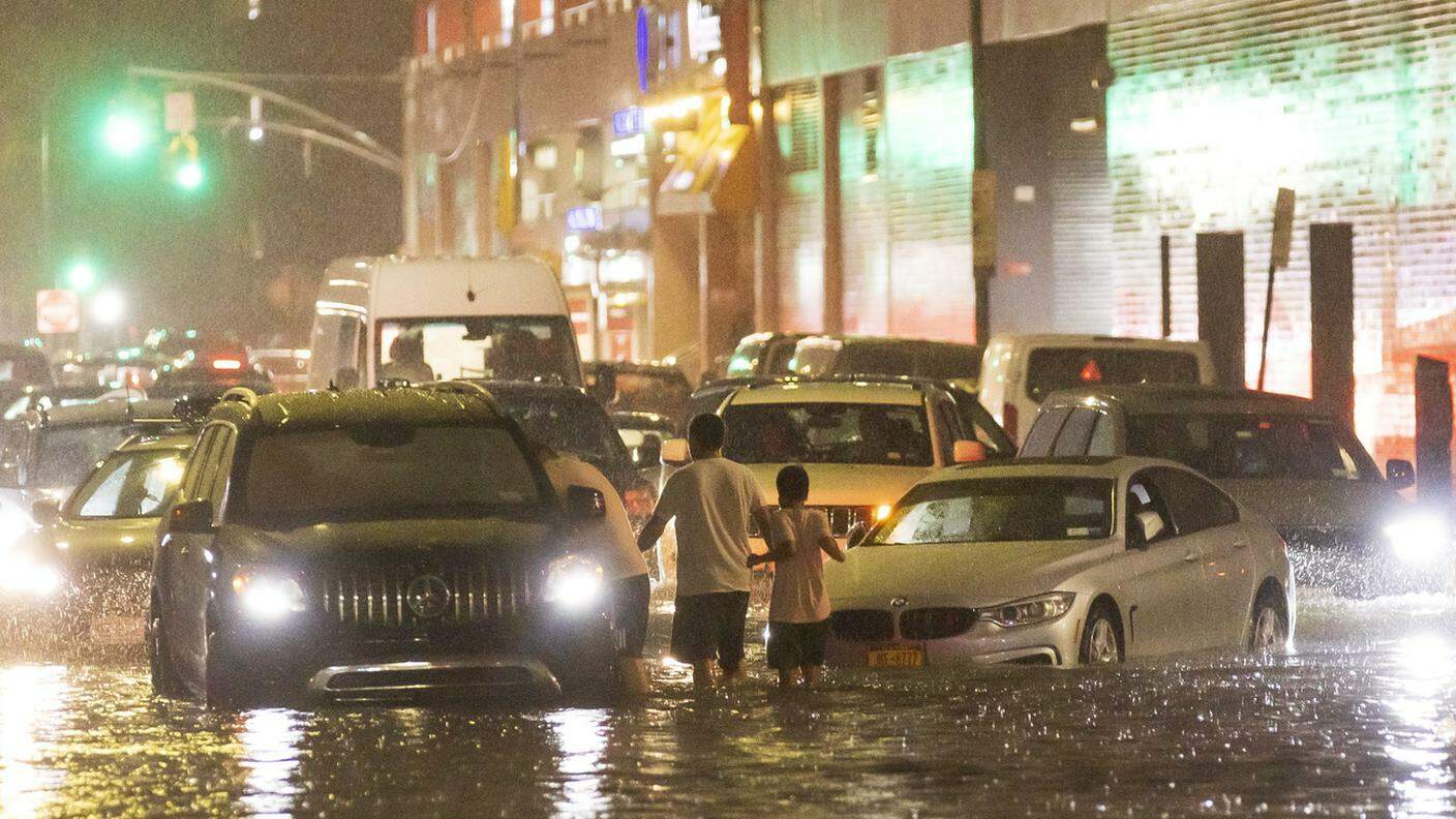 Strade inondate e auto in difficoltà nel quartiere Queens della metropoli