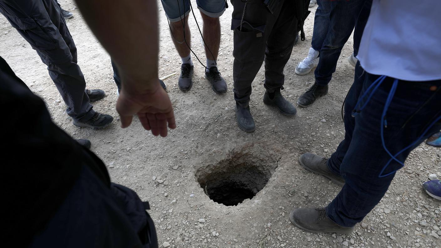 Il tunnel scavato dagli evasi 