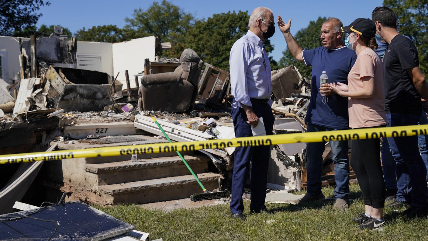 Il presidente USA Joe Biden davanti a una casa distrutta dall'uragano Ida