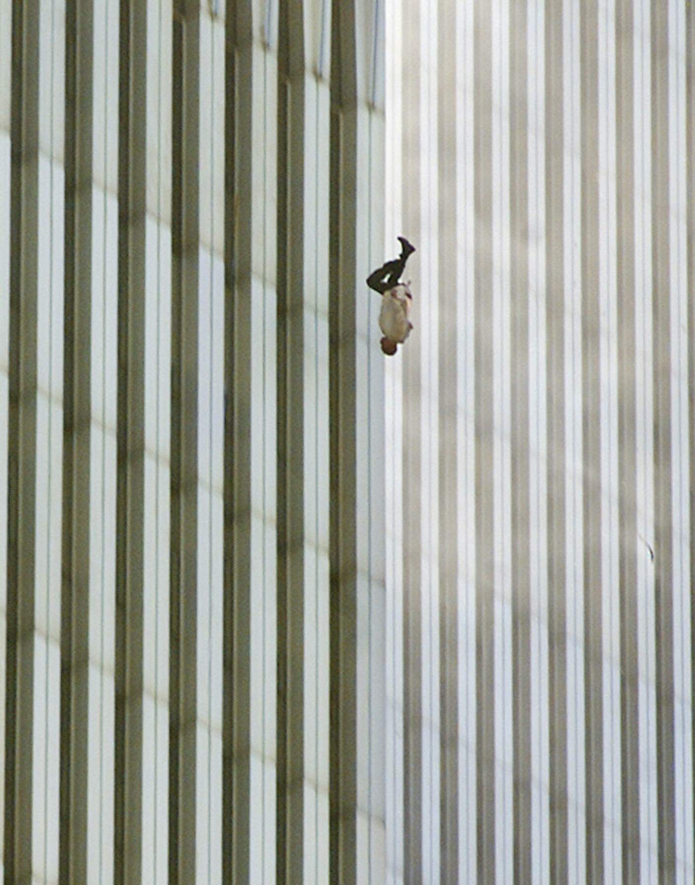 Una persona precipita dalla Torre Nord del World Trade Center