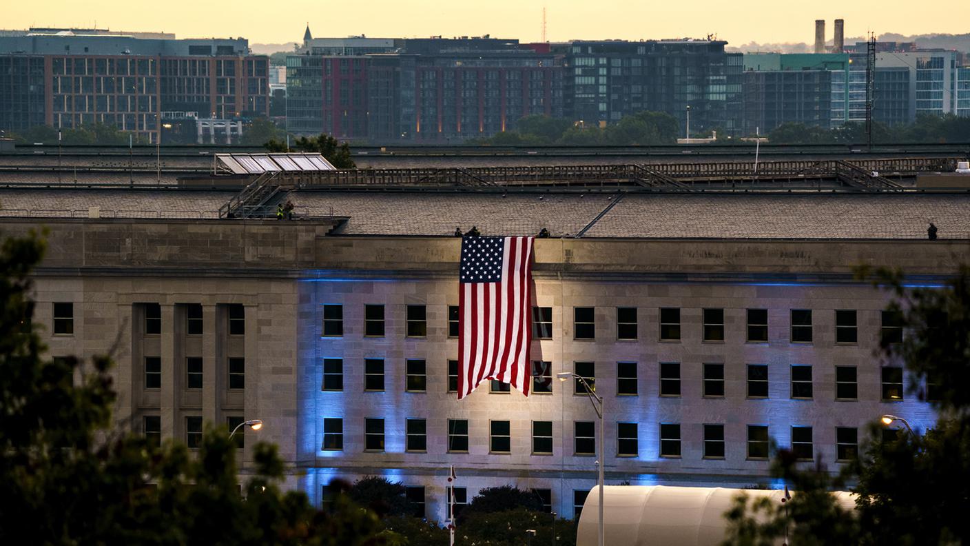 La bandiera a stella e strisce sulla facciata del Pentagono dove si schiantò uno degli aerei