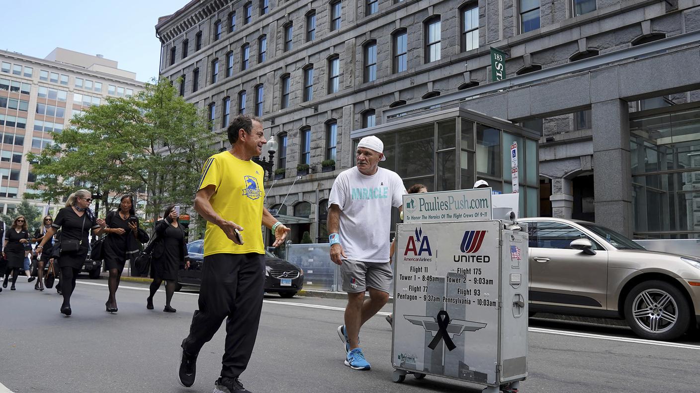 Paul Veneto, ex steward che perse quel giorno molti colleghi, li ha onorati spingendo il suo carrello da Boston a New York