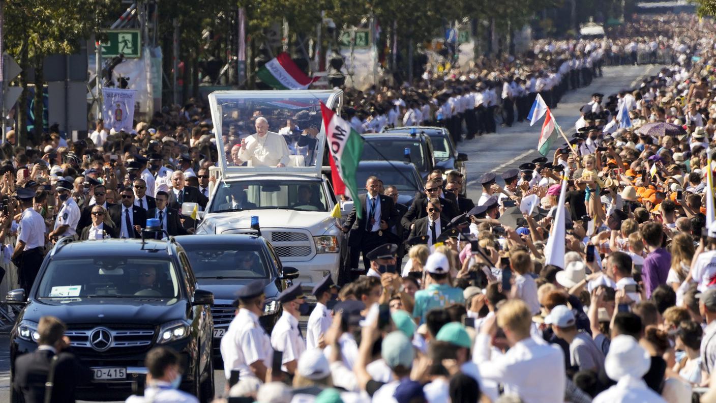 Sulla papamobile verso il palco sulla Piazza degli eroi, per la celebrazione della messa