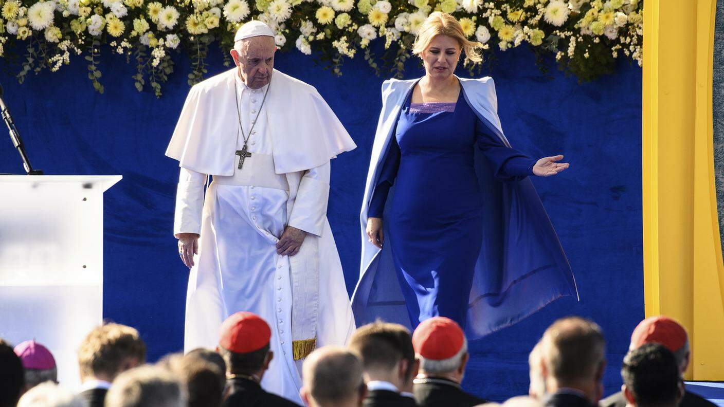 Papa Francesco al fianco della presidente Zuzana Caputova