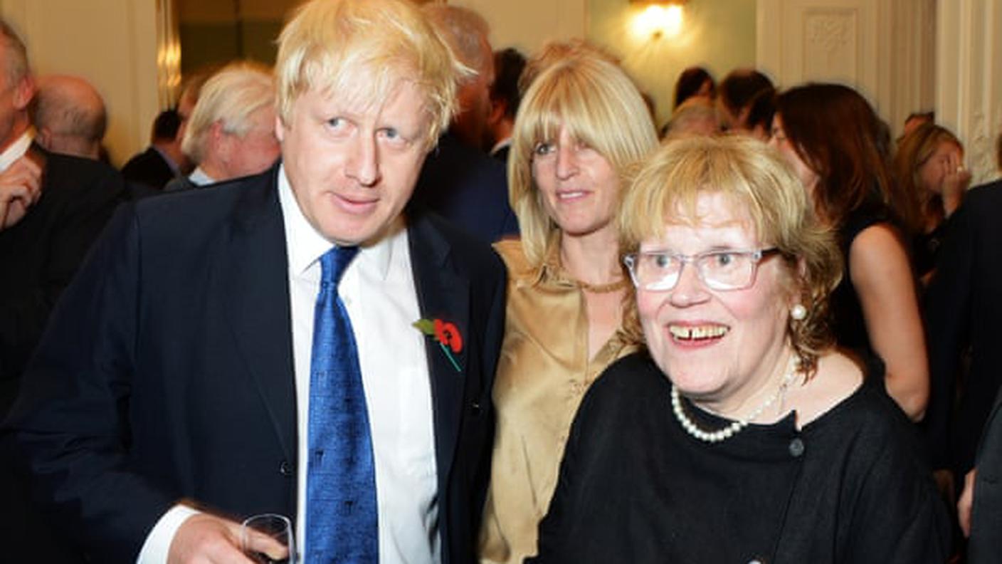 Il premier britannico Johnson con sua madre