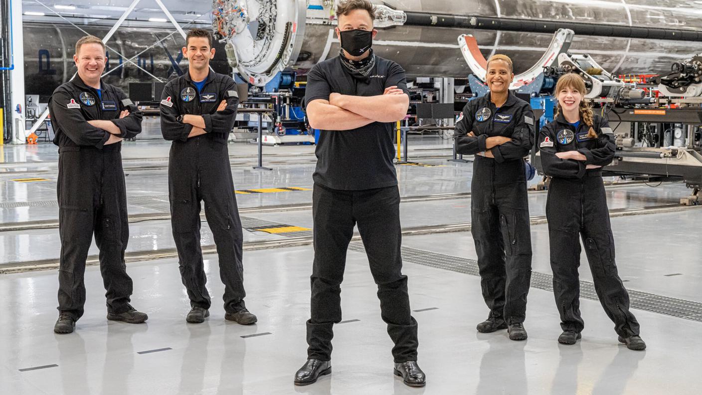 Elon Musk con i quattro partecipanti alla missione