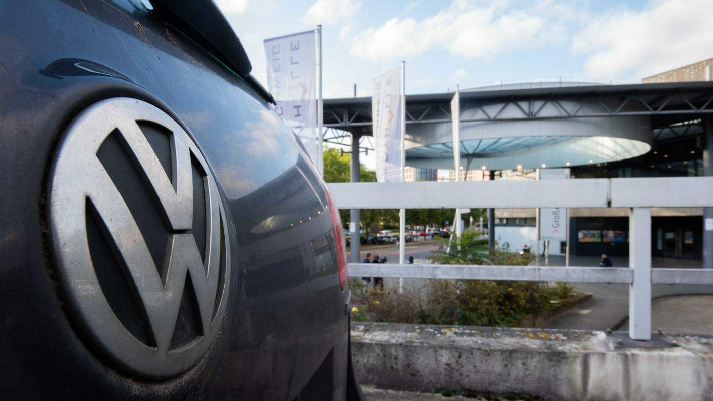 Una Volkswagen parcheggiata di fronte alla Stadthalle in cui si celebra il processo