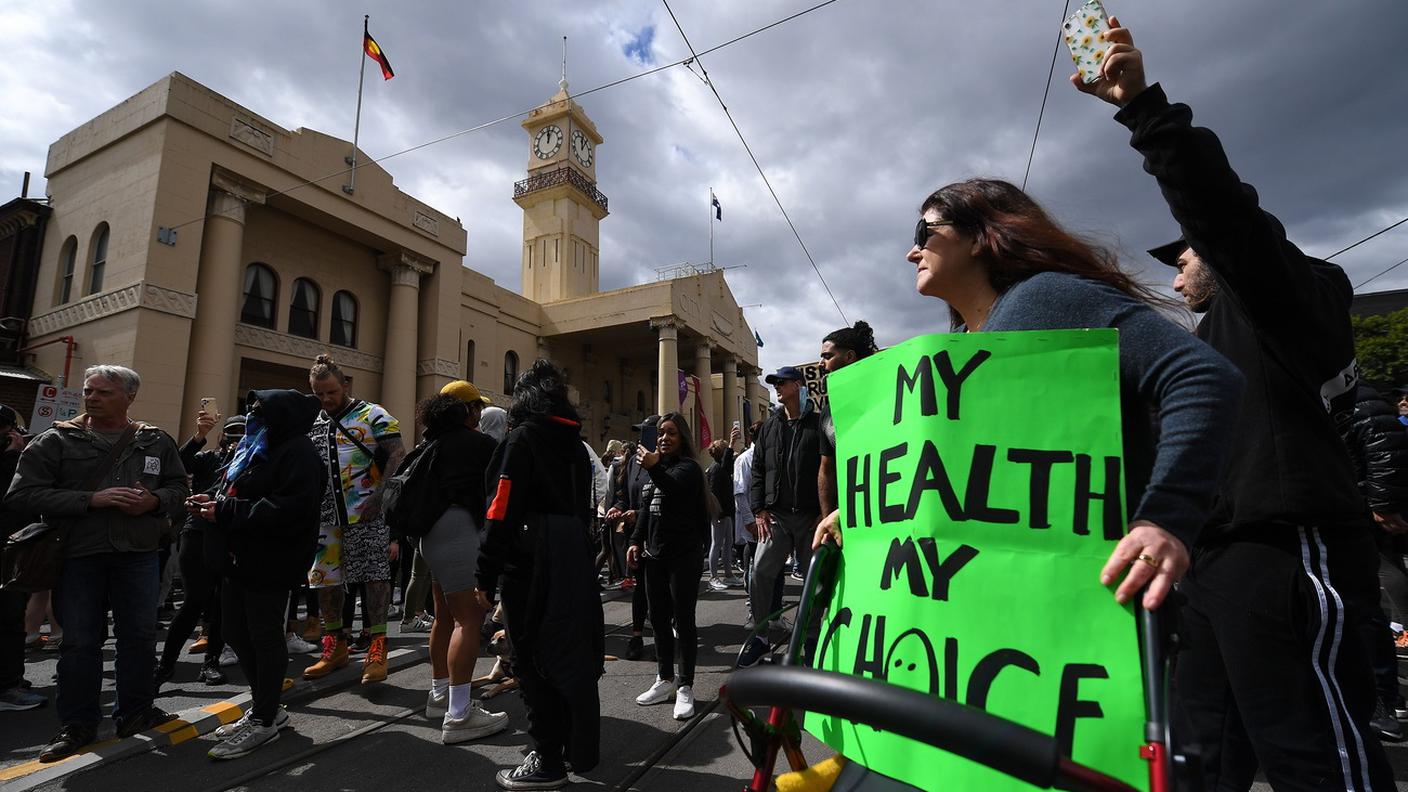 Le manifestazioni di protesta, a Melbourne, sono poi degenerate in scontri con la polizia