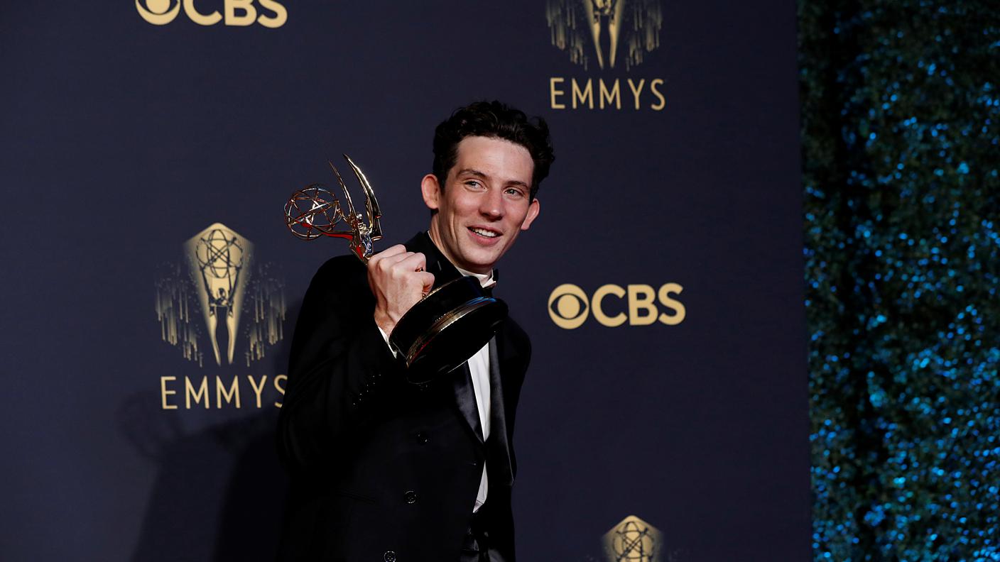 Josh O' Connor, che in "The Crown" interpreta il principe Carlo, ha incassato il premio come miglior attore di una serie drammatica