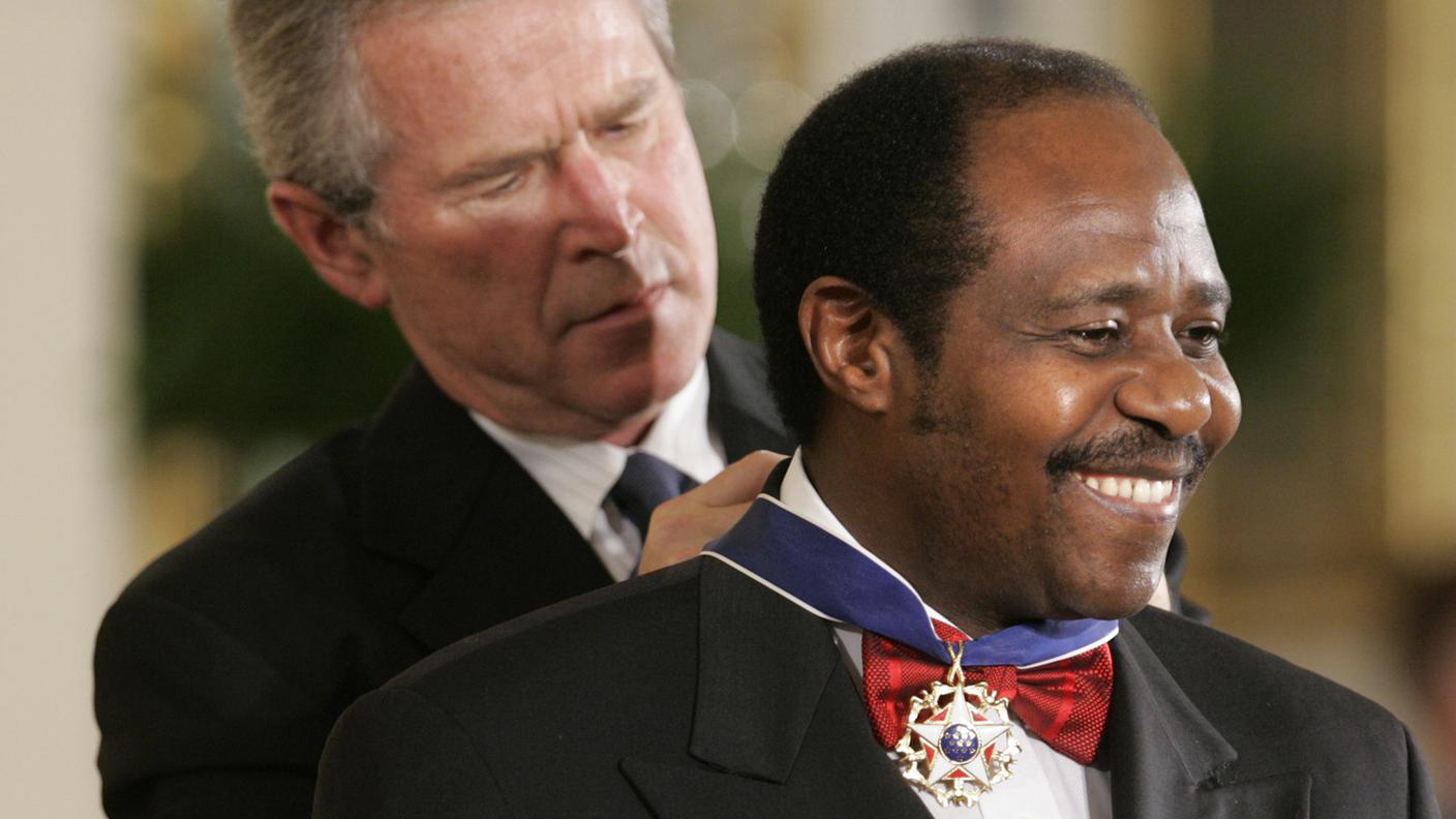 Rusesabagina premiato per il suo eroismo dall'allora presidente statunitense George W. Bush, nel 2005
