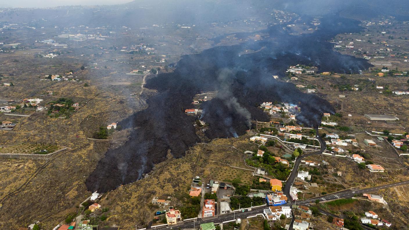 La lava continua ad avanzare