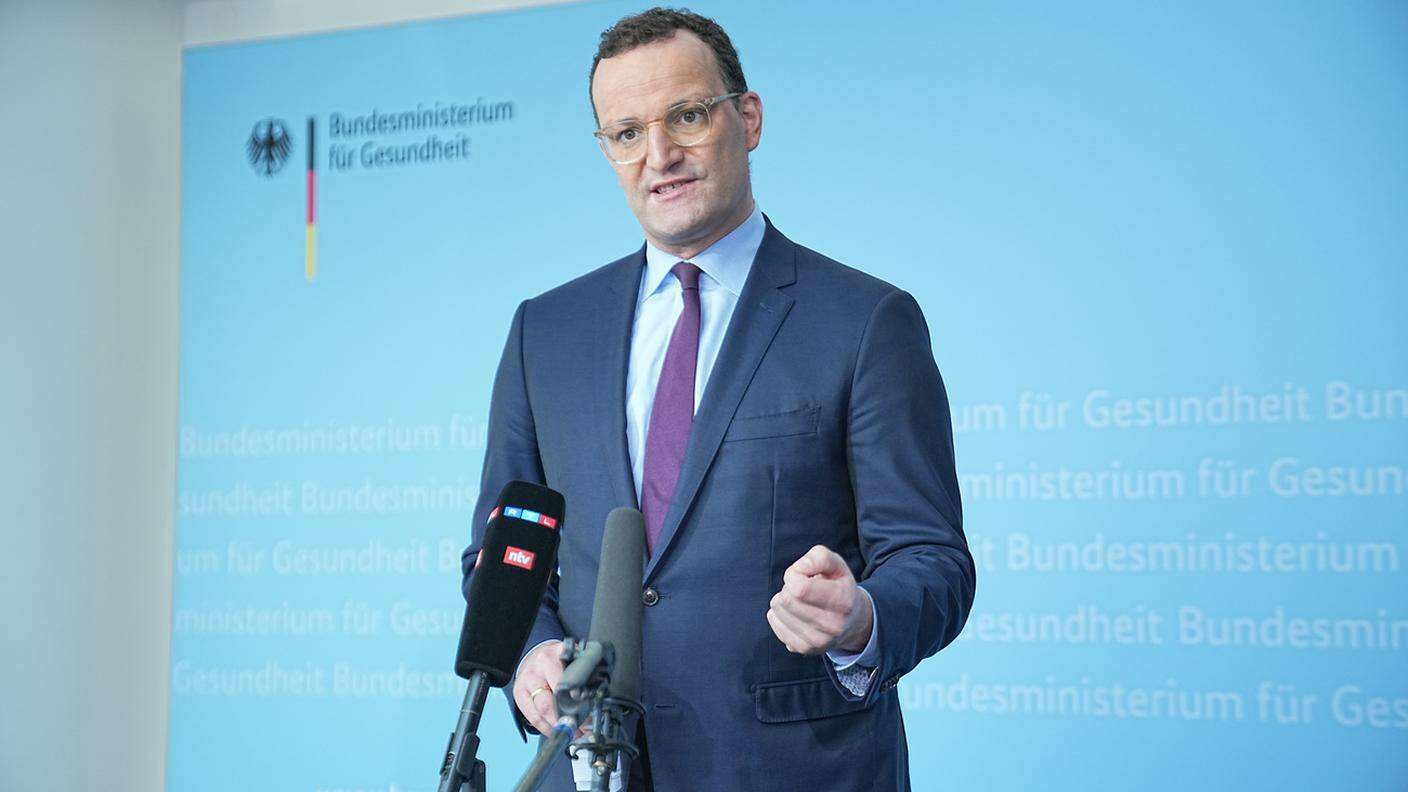 Il ministro della salute tedesco Jens Spahn durante la conferenza stampa di mercoledì