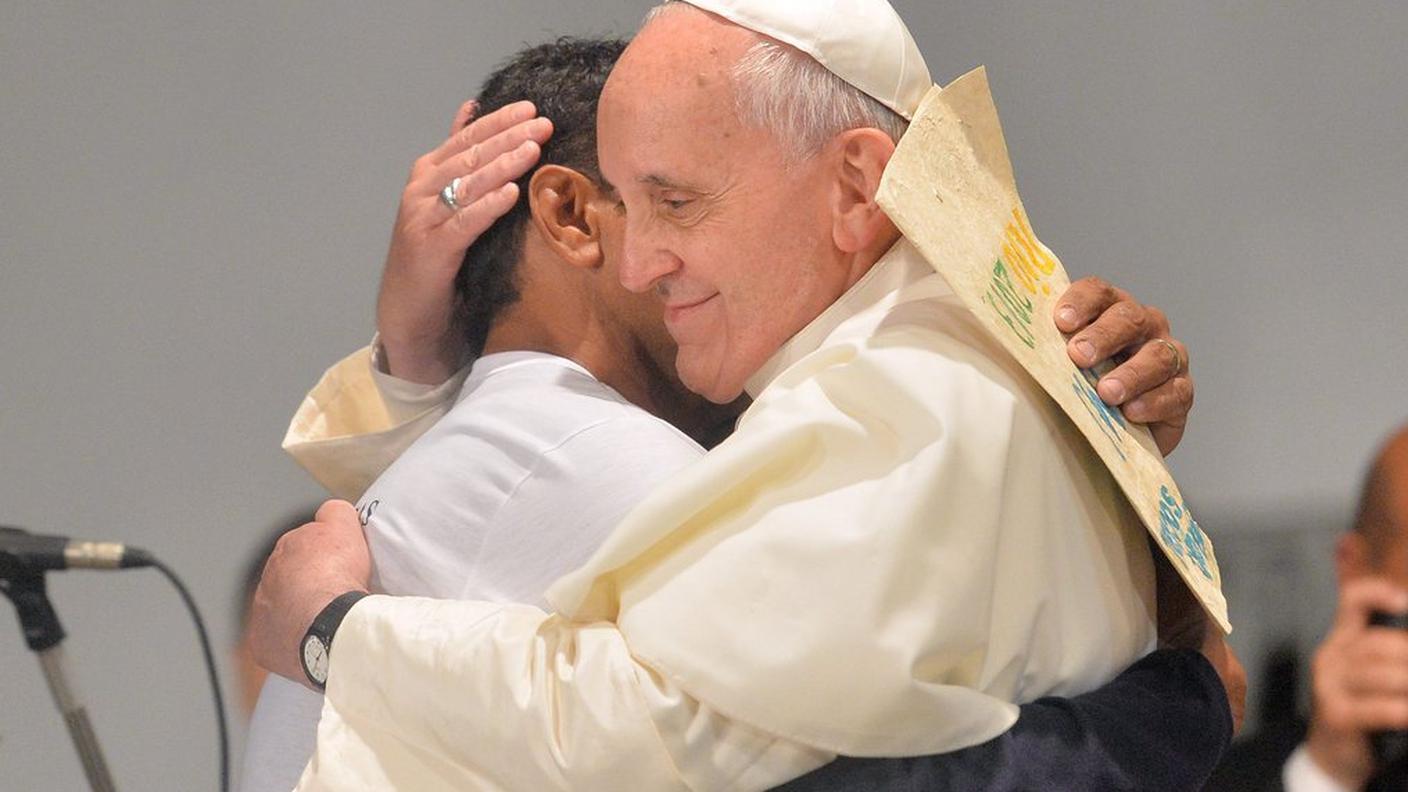 papa abbraccia drogato brasile 24-7-2013 ky.JPG