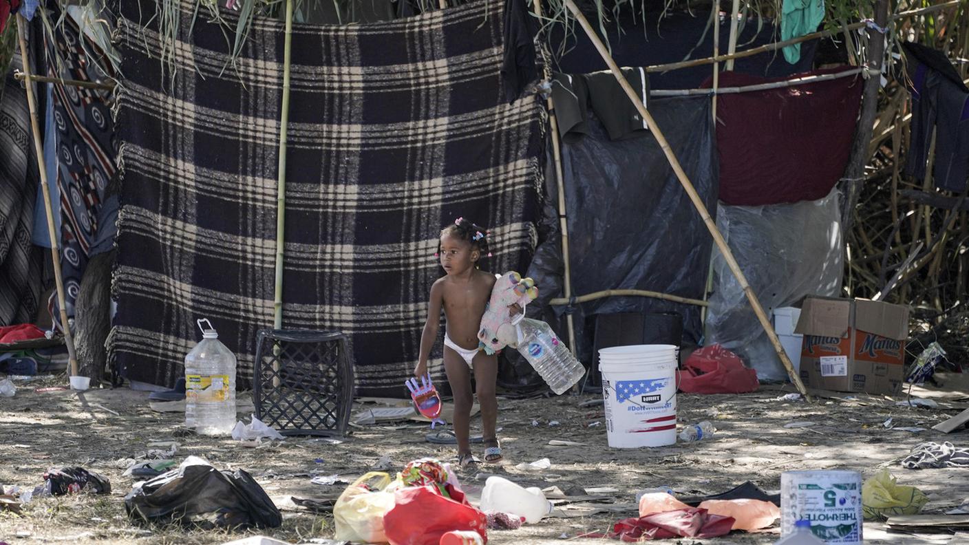 Una bimba nell'accampamento al confine